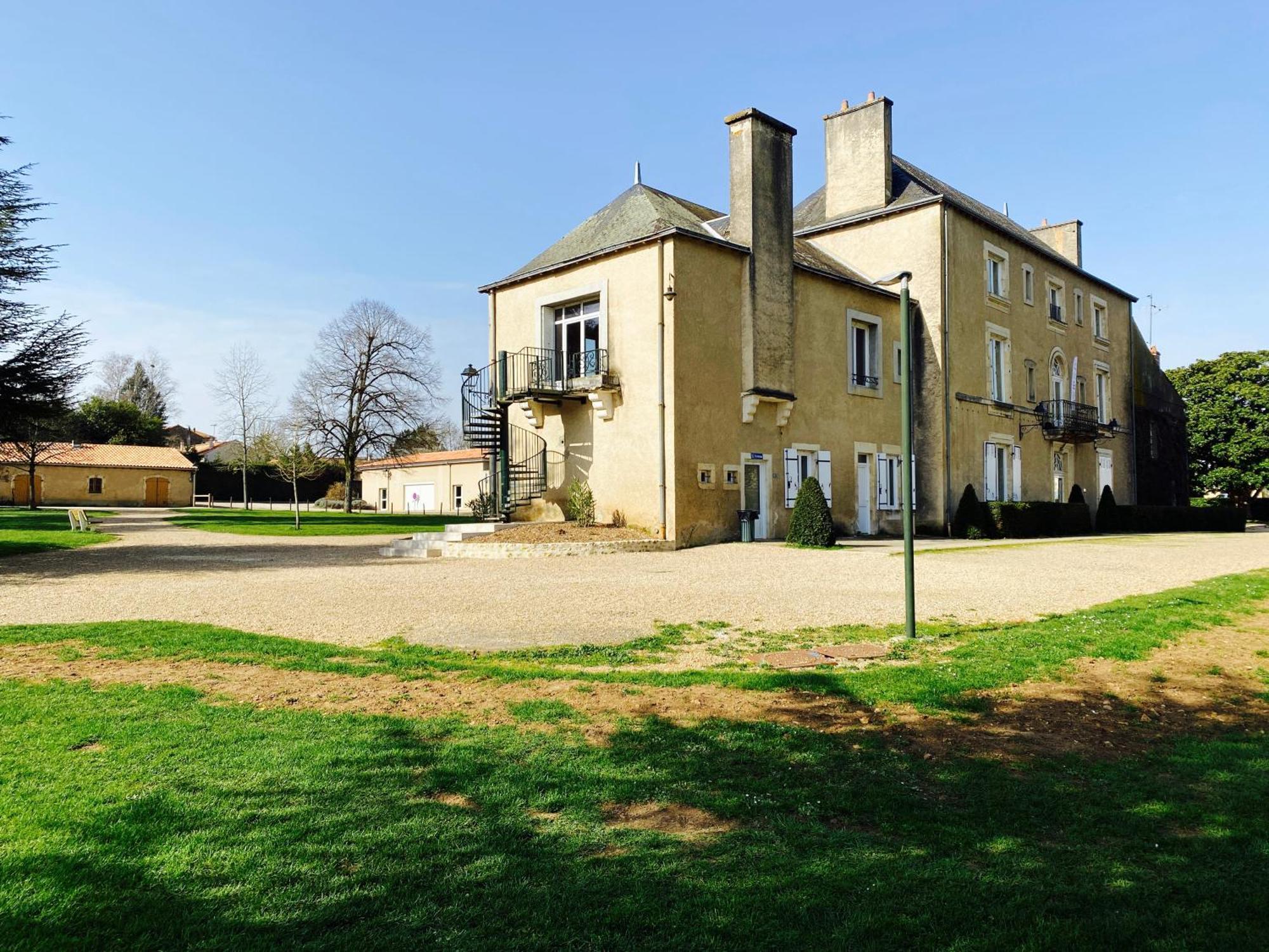Logis Hotel Le Saint Georges Vivonne Exterior photo